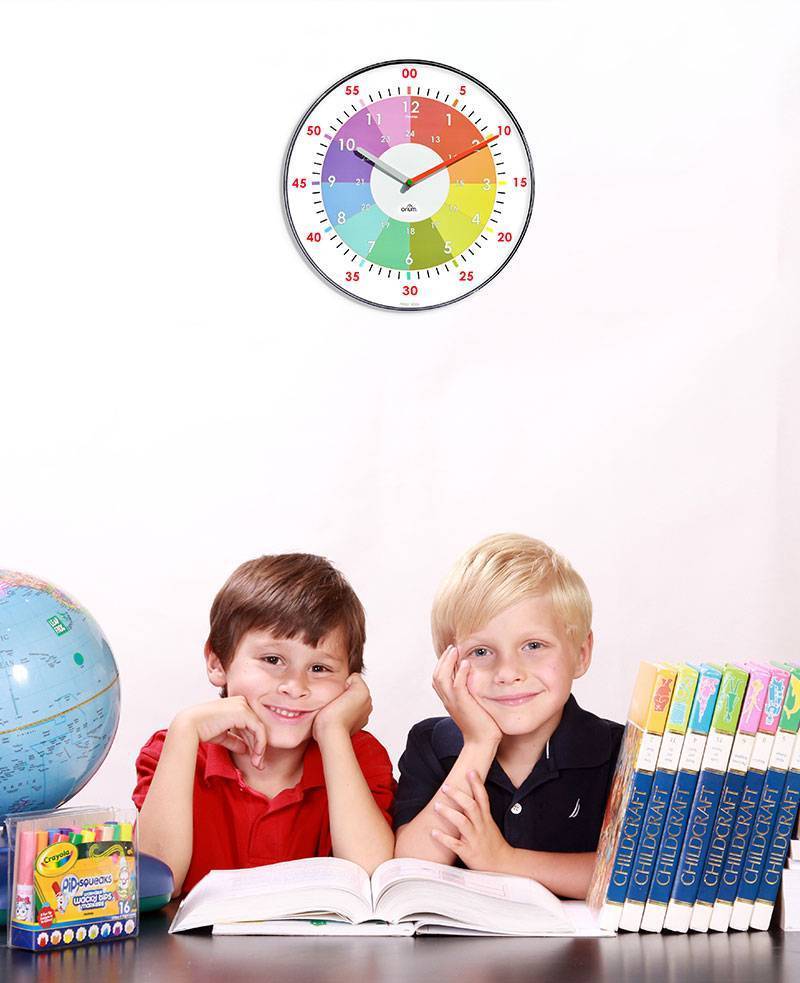 enfants qui apprennent l'heure avec l'horloge d'apprentissage practice cep