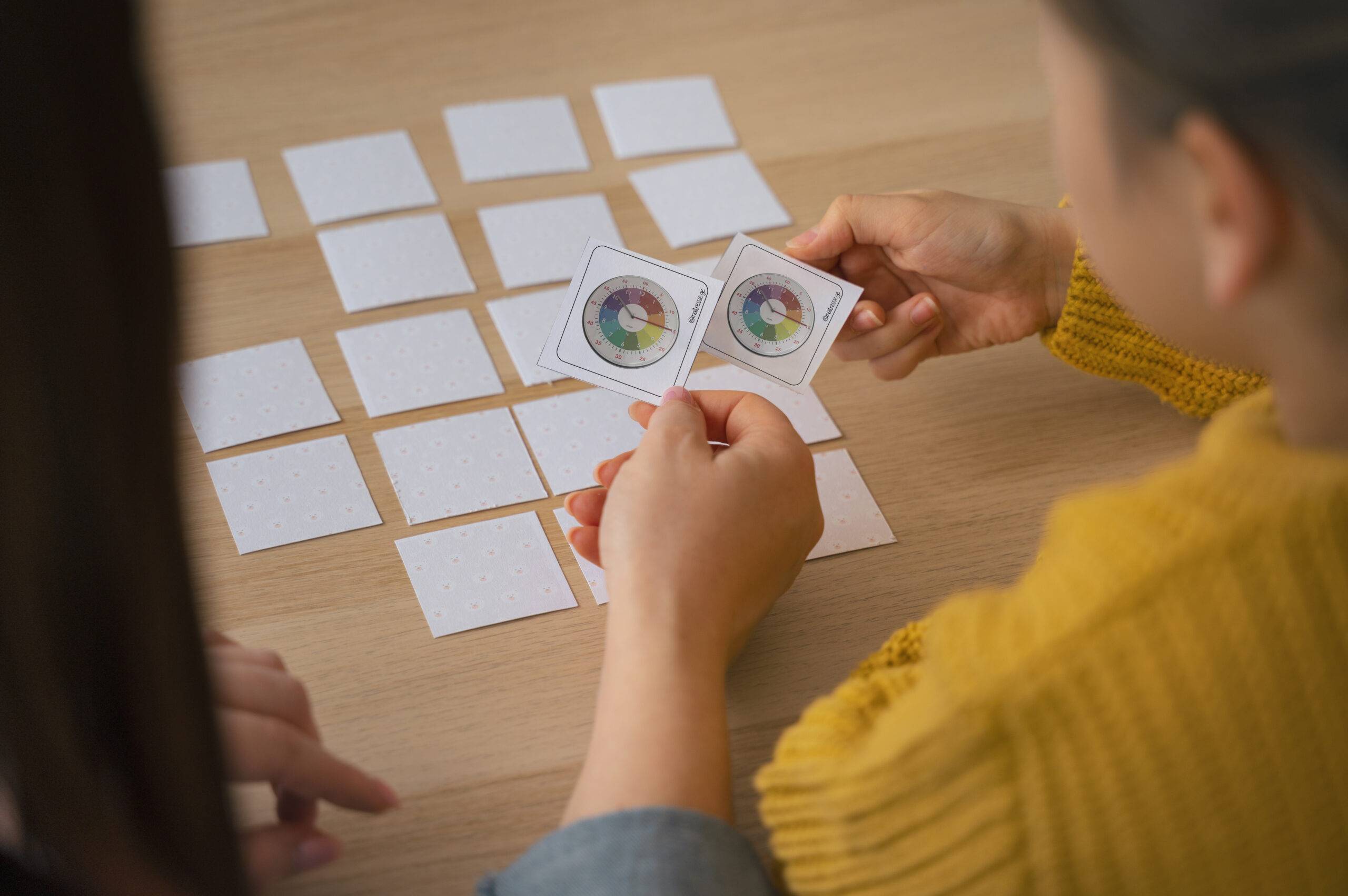 jeu memory de cartes à associer ensemble en paire pour apprendre l'heure